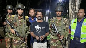 চাঁদাবাজি করার সময় হাতেনাতে আটক স্বেচ্ছাসেবক দল নেতা