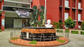 রাজশাহী বিশ্ববিদ্যালয়ে রাতে ছাত্রীকে হলের কক্ষে নেওয়ায় ছাত্রের আসন বাতিল