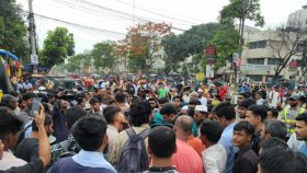 লাঠিচার্জ করে ইউআইইউ শিক্ষার্থীদের সড়ক থেকে সরিয়ে দিয়েছে পুলিশের 