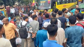 পুলিশের লাঠিচার্জের পর আবারও শিক্ষার্থীদের সড়কে অবস্থান