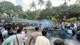 প্রেসক্লাবের সামনে আন্দোলনকারীদের ওপর পুলিশের জলকামান-সাউন্ড গ্রেনেড নিক্ষেপ