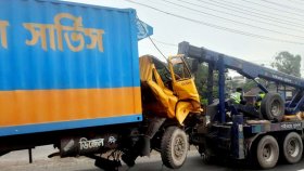 দাঁড়িয়ে থাকা ট্রাকের পেছনে কাভার্ডভ্যানের ধাক্কা, চালক নিহত