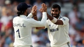 আকরামকে পেছনে ফেললেন বুমরা