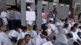 কাফনের কাপড় পরে এনবিআরে কলম বিরতি, চেয়ারম্যানের অপসারণ দাবি