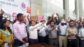 বদলির আদেশ ছিঁড়ে এনবিআরে প্রতিবাদ