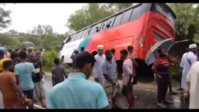 সড়কে প্রাণ গেলো সিএনজি অটোরিকশাযাত্রী বাবা-মেয়ের
