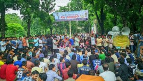 অধ্যক্ষের আশ্বাস পাত্তাই দেননি শিক্ষার্থীরা, ‘আসতে হবে উপদেষ্টা-উপাচার্যকে’