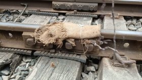 রেল লাইনে পাটের বস্তা ফেলে ট্রেন পার
