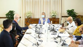 মেটাকে মিথ্যা তথ্যের বিরুদ্ধে লড়াইয়ের উপায় খুঁজে বের করার আহ্বান প্রধান উপদেষ্টার