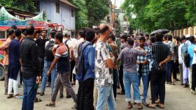 সড়ক অবরোধ করে বিএম কলেজের শিক্ষার্থীদের বিক্ষোভ
