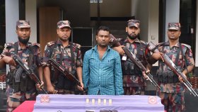 পাচারকারীর জুতার ভেতরে ৮৭ লাখ টাকার স্বর্ণের বার