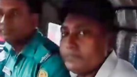 পুলিশ কর্মকর্তাকে গাড়ি থেকে নামিয়ে মারধর করে পুলিশে দিলেন বিএনপির নেতাকর্মীরা