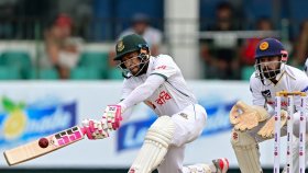 ৮ উইকেটে ২২০ রানে প্রথম দিন শেষ করেছে বাংলাদেশ