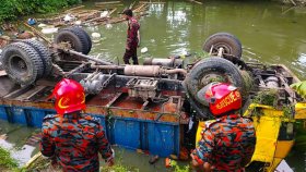 বরিশালে ট্রাক উল্টে পুকুরে পড়ে দুই নারী নিহত
