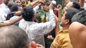 স্বেচ্ছাসেবক দলের পদ পাওয়ায় টাকার মালা পরে আনন্দ মিছিল