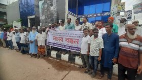শাটডাউনের প্রতিবাদে মোংলা বন্দরে ব্যবসায়ী-শ্রমিকদের মানববন্ধন
