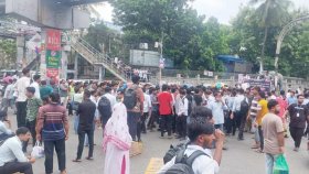 সায়েন্স ল্যাবে সড়ক অবরোধ করে শিক্ষার্থীদের বিক্ষোভ