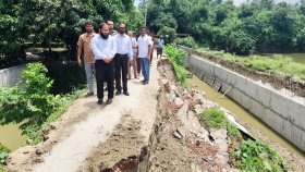 সুরক্ষা দেয়াল না থাকায় নির্মাণাধীন সড়কে ধস, চালু হলো অস্থায়ী যোগাযোগ
