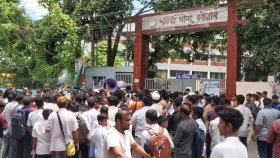 পুলিশের হামলার প্রতিবাদে পটিয়া থানার সামনে ‘ব্লকেড’ কর্মসূচি