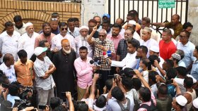 সিলেটের ডিসির প্রত্যাহার চেয়ে রাজপথে অবস্থান সাবেক মেয়র আরিফুলের