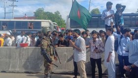 চট্টগ্রাম ডিআইজি অফিসের সামনে বিক্ষোভ, পটিয়ায় অবরোধকারীদের সঙ্গে কথা বলছে সেনাবাহিনী
