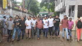 ফরিদপুরে এ কে আজাদের বাড়িতে চড়াও হলেন বিএনপি নেতাকর্মীরা