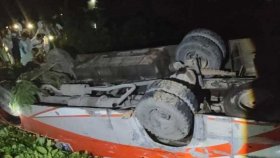 চকরিয়ায় নিয়ন্ত্রণ হারিয়ে বাস খাদে, নিহত ২