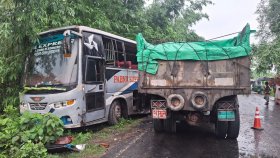 পাবনায় বাস-ট্রাকের মুখোমুখি সংঘর্ষে ৩ জন নিহত