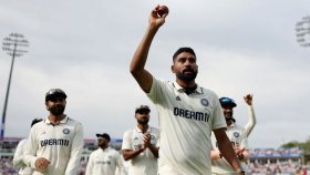 ব্রুক-স্মিথের ৩০৩ রানের জুটি ছাপিয়ে সিরাজের তোপে ভারতের দিন