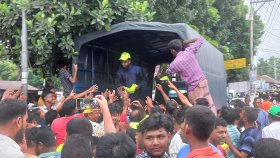 পুলিশের গাড়ি থেকে বিএনপি প্রার্থীর পক্ষে ক্যাপ বিতরণ