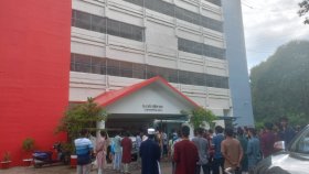 চবিতে শিক্ষকের পদোন্নতির সাক্ষাৎকার ঘিরে হট্টগোল, প্রশাসনিক ভবনে তালা