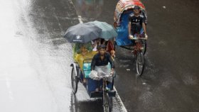 দিনভর বৃষ্টিতে নাকাল নগরবাসী
