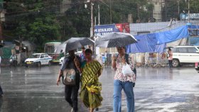 বন্যার কবলে কলকাতা ও পশ্চিমবঙ্গ: টানা বৃষ্টিতে বিপর্যস্ত জনজীবন
