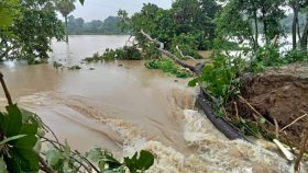 বিপদসীমার ওপরে মুহুরী নদীর পানি, পাঁচ স্থানে বাঁধে ভাঙন