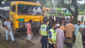 হাসপাতালে যাওয়ার পথে বাবা-ছেলে নিহত