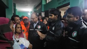 টেকনাফে দুর্ভোগে অর্ধলাখ মানুষ, আশ্রয়কেন্দ্রে ত্রাণ বিতরণ