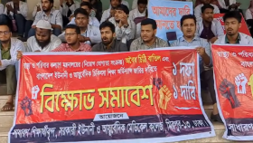 স্বাস্থ্য অধিদফতরের মূল ফটকে ইউনানি-আয়ুর্বেদিক শিক্ষার্থীদের বিক্ষোভ