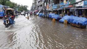 টানা বৃষ্টিতে রাজধানীর বিভিন্ন এলাকায় জলাবদ্ধতা