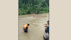 রূপসী ঝর্ণায় আটকে পড়া ৮ শিক্ষার্থী উদ্ধার