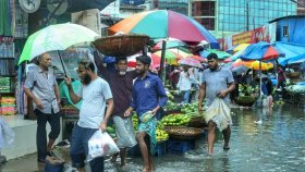 ভারী বৃষ্টি কমে এলেও রবিবার থেকে বাড়তে পারে