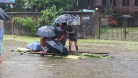 ঘরে-বাইরে কোমর সমান পানি, কলার ভেলায় অন্তঃসত্ত্বাকে নেওয়া হলো হাসপাতালে
