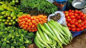 নাগালের বাইরে সবজি, দাম বেড়েছে মুরগি-মাছেরও