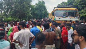 অটোরিকশা চালকের ঝুলন্ত মরদেহ উদ্ধার, সড়ক অবরোধ করে বিক্ষোভ