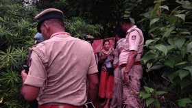 ভারতে গুহায় দুই মেয়েকে নিয়ে ‘ধ্যানমগ্ন’ রুশ নারী উদ্ধার