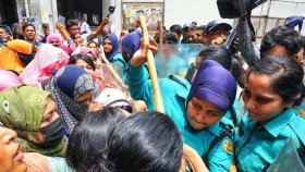 সচিবালয়ের সামনে অবস্থান নিয়েছেন ‘তথ্য আপা’ প্রকল্পের কর্মীরা