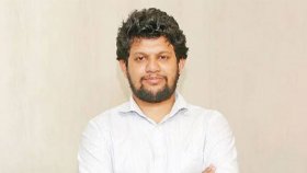 বড় শয়তান এখনও আমাদের কাঁধে শ্বাস ফেলছে: মাহফুজ আলম