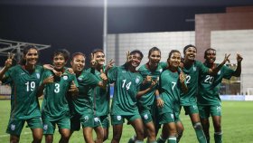 দুই লাল কার্ড ও ৫ গোলের রোমাঞ্চকর ম্যাচে বাংলাদেশের দারুণ জয়