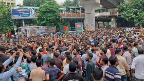 শাহবাগ অবরোধ করলো স্বেচ্ছাসেবক দল