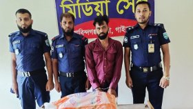 পুলিশের সিগন্যাল অতিক্রম করে কুকুরের সঙ্গে ধাক্কা, সড়কে ছড়িয়ে পড়লো মাদক