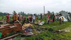 দুই মিনিটের ঝড়ে উড়ে গেছে অনেক ঘর, ৪ গ্রাম লন্ডভন্ড